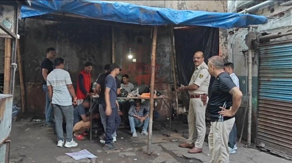 कोतवाली क्षेत्र में गेसिंग अड्डे पर छापेमारी, 10 गिरफ्तार